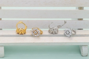 Orecchini a cerchio girasole con zirconi in oro e argento e chiusura a molla elegante