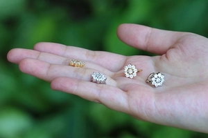 Eleganti orecchini a girasole in oro e argento con petali di zirconi incastonati a pavé