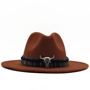 Chapeau fedora classique rouge rouille avec bande ethnique et ornement tête de taureau