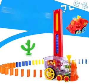 Detailaufnahme der elektrischen Domino-Bahn mit bunten Steinen und Kaktus-Zubehörteil