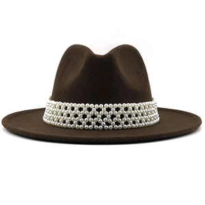 Détail d'un chapeau fedora marron foncé avec un large ruban décoratif de perles blanches