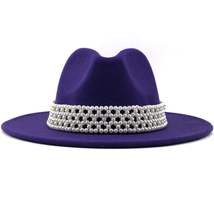 Détail d'un chapeau fedora en laine violette avec bandeau élégant orné de perles