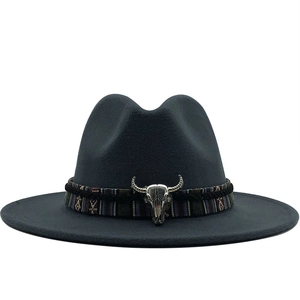 Détail du chapeau en laine gris foncé avec ruban ethnique et breloque tête de taureau