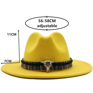 Détail du bord de 7cm et hauteur de 11cm du chapeau cowboy en laine jaune avec tête de taureau