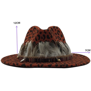 Chapeau fedora en laine rouge brique avec imprimé léopard, plumes et perles déco