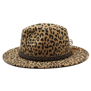 Dettaglio del cappello fedora leopardato con cintura intrecciata di strass e nappe