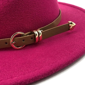 Detailansicht der magentafarbenen Wollfilzhut mit braunem Lederband und Herzschnalle