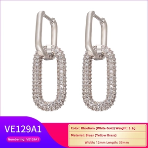 Dettaglio orecchini in ottone rodiato con doppi anelli geometrici e pavé di zirconi bianchi