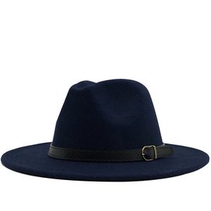 Chapeau fedora en laine bleu foncé avec ceinture en cuir noir et boucle dorée