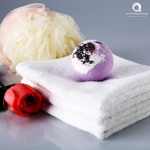 Boule de bain lavande avec pétales séchés sur serviette blanche pour relaxation