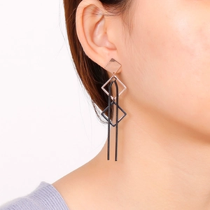 Boucles d'oreilles pendantes géométriques à pampilles en or rose avec détails noirs