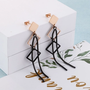 Boucles d'oreilles géométriques en titane avec longues franges noires et clous en or rose