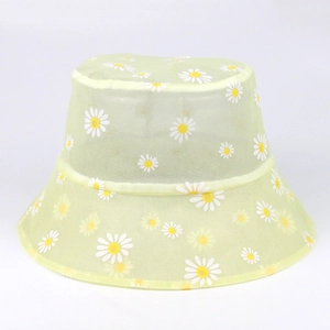 Dettaglio cappello parasole in mesh verde chiaro con ricamo di margherite e tessuto traforato