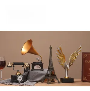 Retro decoratieset met een vintage telefoon, grammofoon en Eiffeltoren model voor in huis