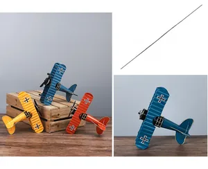 Detail van vintage ijzeren dubbeldekker modellen met retro vleugels en propellers