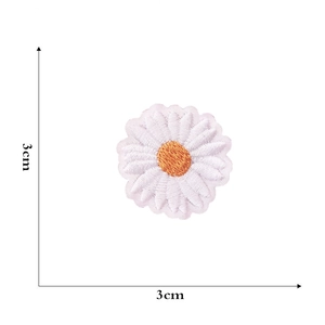 Detailed view of 3cm white daisy embroidery patch with size measurements on white background