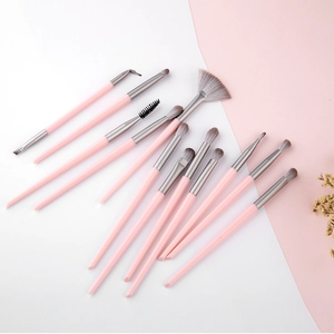 Détail du set de 12 pinceaux maquillage yeux avec manches roses et poils synthétiques