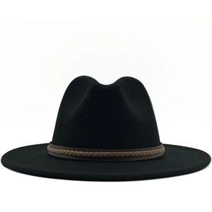 Detail van zwarte wollen fedora met een bruine gevlochten band en platte rand