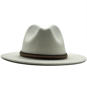 Detail van een crème wollen fedora met bruine gevlochten leren band en klassieke kroon