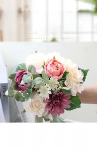 Gros plan d'un bouquet de mariée artificiel avec pivoines roses et hortensias