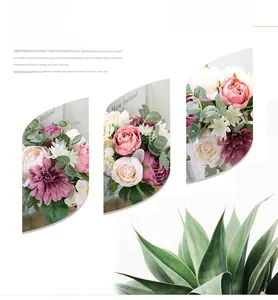 Détail d'élégantes pivoines et marguerites artificielles roses et blanches en forme de feuille