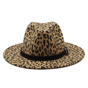 Détail du chapeau fedora léopard avec ruban noir décoratif et boucle argentée mate