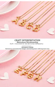 Detailansicht goldener Alphabet-Anhänger mit Bambusstruktur und weißen Straßsteinen