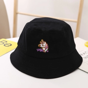 Détail d'un chapeau bob en coton noir avec broderie licorne colorée pour les enfants