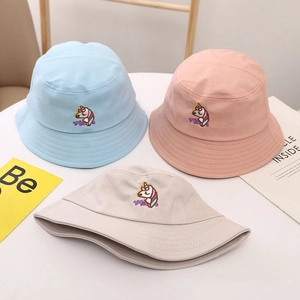 Vue détaillée de chapeaux de soleil en coton pour enfants avec broderie licorne