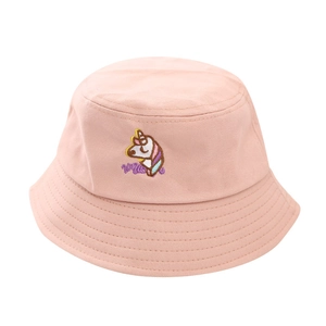 Chapeau bob rose pour enfants avec broderie licorne colorée et texte magic sur fond blanc