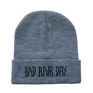 Berretto in maglia grigia con ricamo nero Bad Hair Day su sfondo bianco puro
