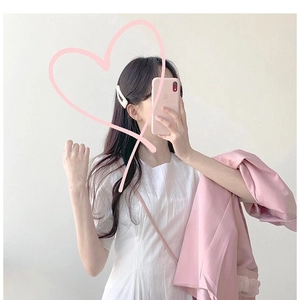 Elegant Korean style pearl hair clip set worn by a woman for a sweet minimalist look