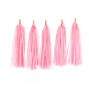 Guirlande de cinq glands en papier rose pour décoration de fête et de mariage