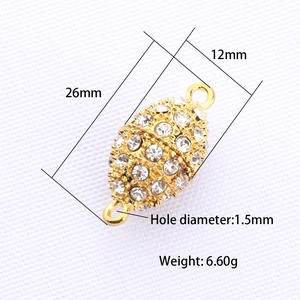 Vista dettagliata della chiusura magnetica ovale con strass, dimensioni 26mm x 12mm