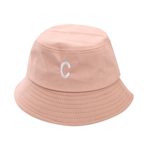 Chapeau bob rose pour fille avec broderie lettre C et bord large pour le soleil