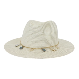 Detalle de sombrero de paja con cadena dorada y colgantes de estrella de mar y conchas
