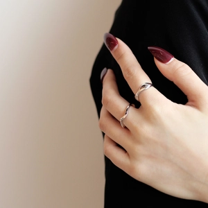 Anello aperto irregolare in argento sterling S925 con finitura lucida sulla modella