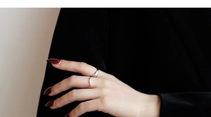 Dettaglio di un anello aperto irregolare in argento sterling S925 indossato al dito