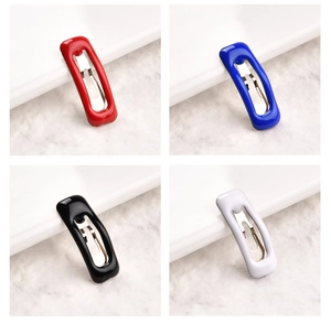 Vista dettagliata di mini fermagli per capelli da 2cm in metallo rosso, blu, nero e bianco