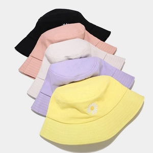 Bobs en coton pastel avec broderie marguerite en cinq couleurs pour protection solaire