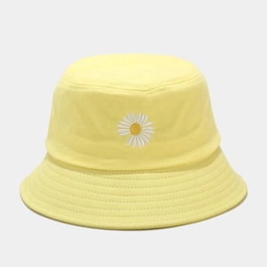 Détail d'un chapeau bob en coton jaune avec broderie marguerite et bords surpiqués