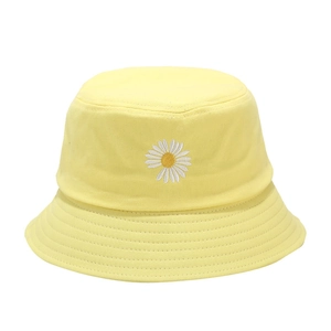 Bob en coton jaune pâle pour femme avec broderie de petite marguerite sur fond blanc