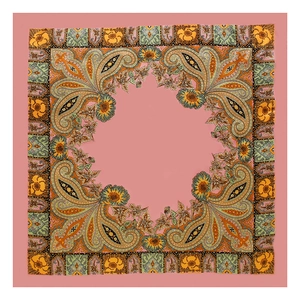 Dettaglio di un foulard in seta satinata da 90 cm con motivi paisley rosa e arancioni