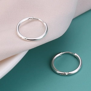 Unisex zilveren roestvrijstalen oorringen met een minimalistisch rond modeontwerp