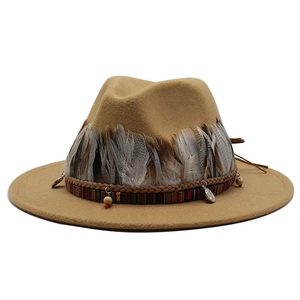 Dettaglio cappello fedora in lana kaki con nastro etnico, piume e decorazioni di perline