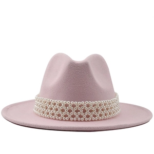 Chapeau fedora en laine rose à bord plat avec un luxueux ruban décoratif en perles