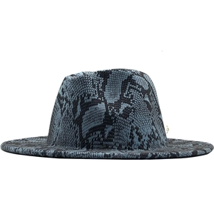 Dunkelblauer Fedora Hut mit schwarzem Schlangenmuster und breiter Krempe für den Winter