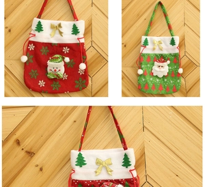 Feestelijke kerstcadeautasjes met kerstman- en sneeuwpopontwerpen op houtdecor