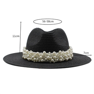Détail du chapeau de paille à ruban perlé montrant un tour de 56-58cm et bord de 7cm