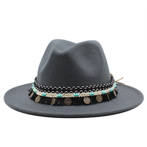 Cappello fedora in lana grigia con nastro etnico, perline e monete vintage